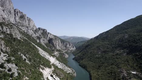 video de drone frontal del río drin en el paso de valbona en el condado de kukes
