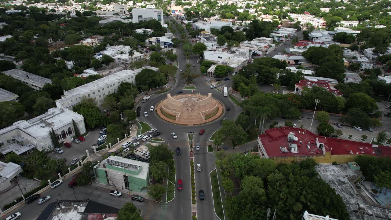 vista de rotación del monumento a la patria en mérida yucatan
