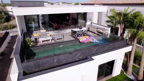 toma aérea de establecimiento de una piscina privada en el balcón del piso superior de una villa