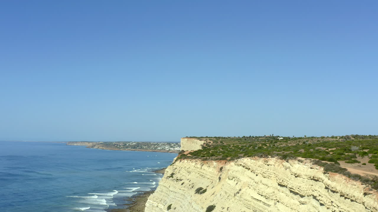 toma de drone de una playa debajo de un acantilado