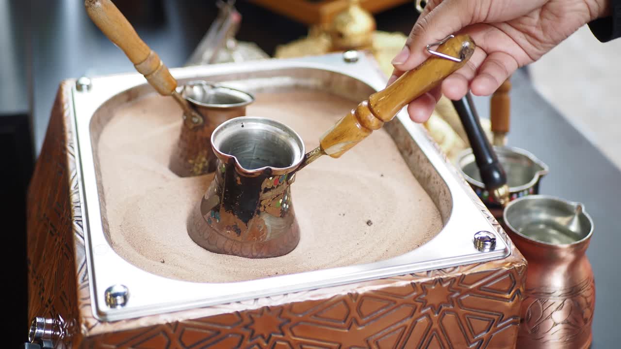 모래 욕조 에서 터키 커피 를 만드는 것