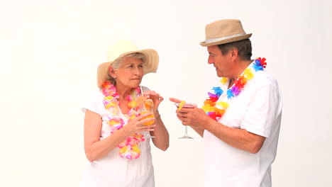 una encantadora pareja de ancianos de vacaciones.