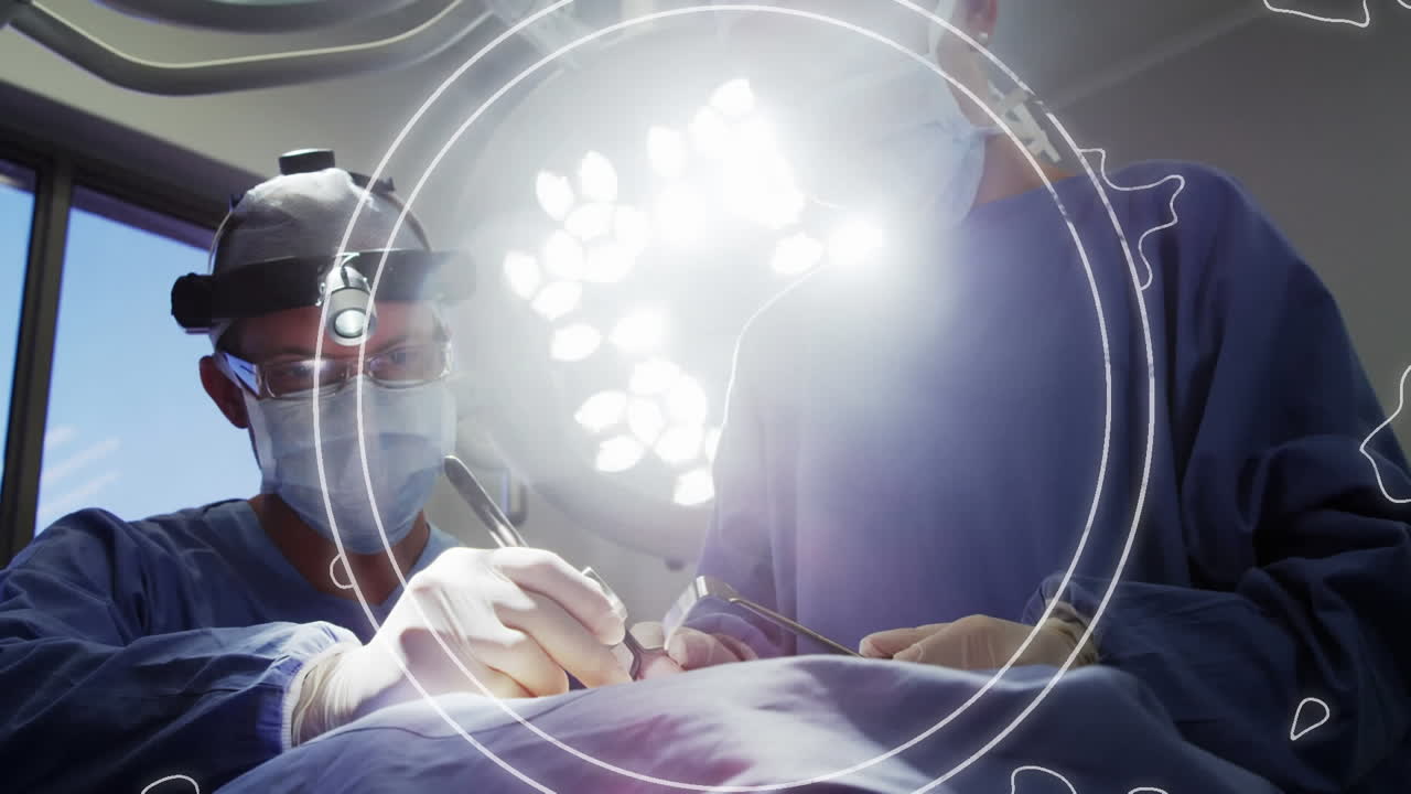 얼굴 마스크를 입은 외과 의사 위에서 원과 움직이는 선의 애니메이션