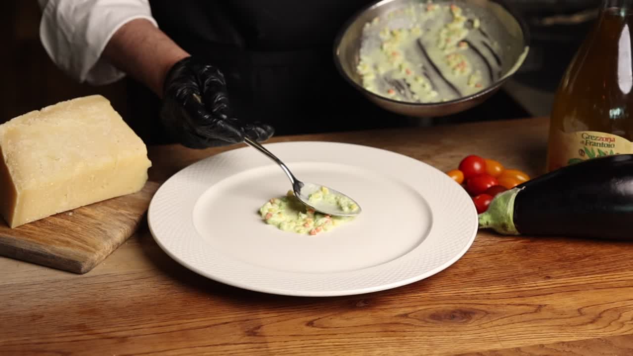 Chef Emplatando un Plato Gourmet con Salsa Cremosa y Verduras.