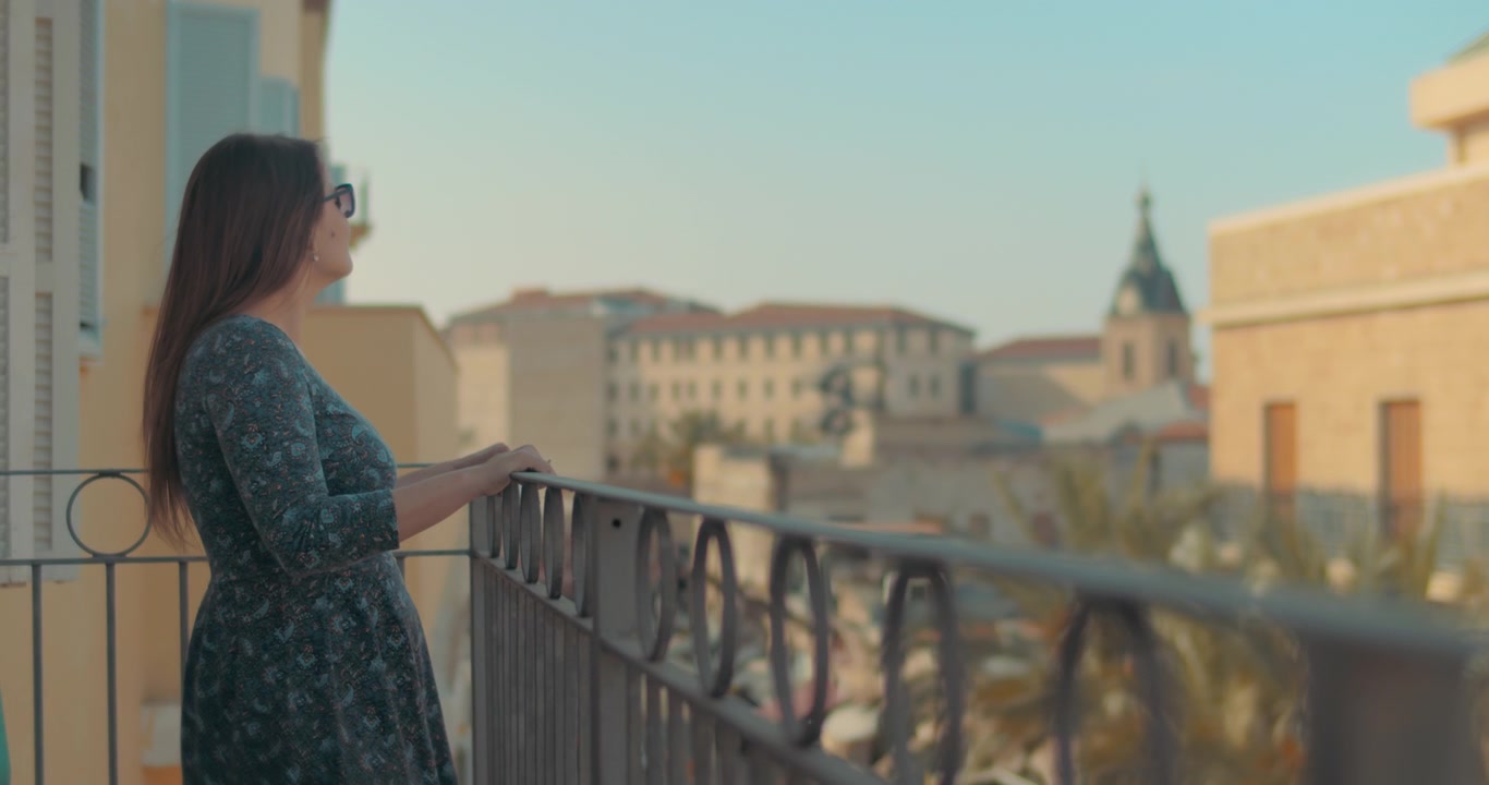 Donna che osserva dall'alto la città vecchia