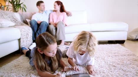 Hermanos-Jugando-Con-Una-Tableta