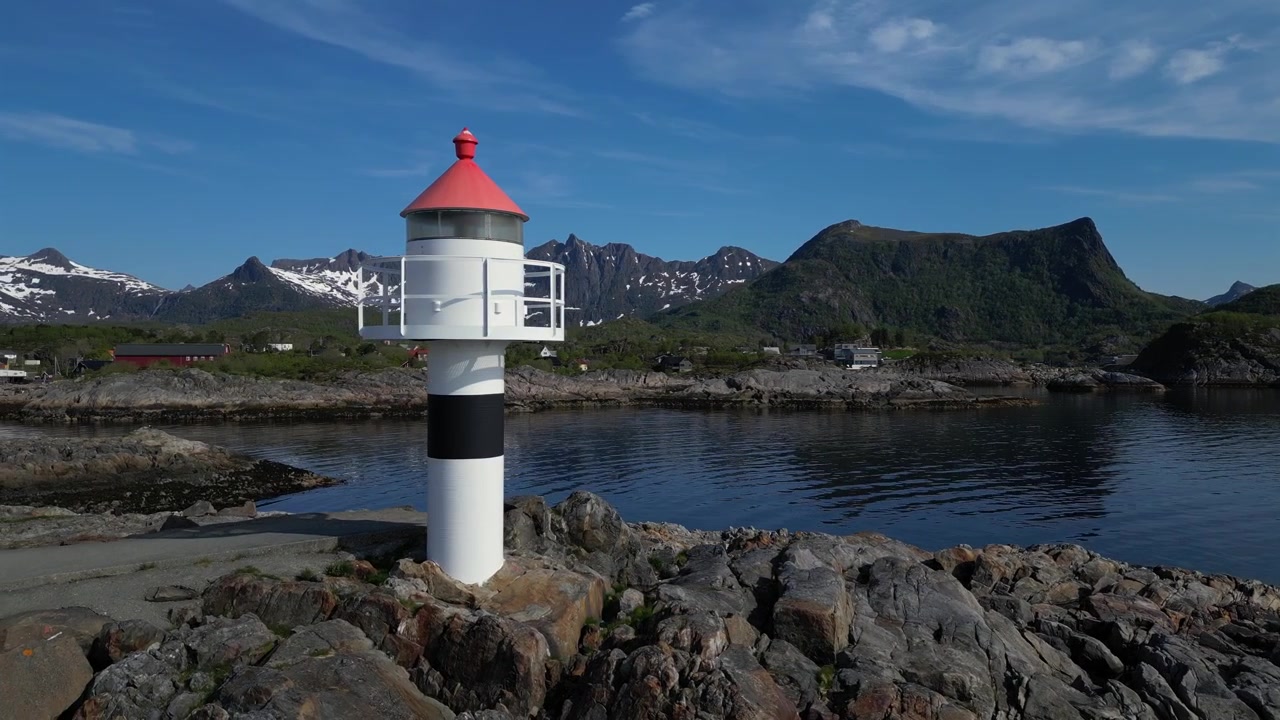 Pittoresk hvidt fyrtårn med rødt tag, der står på den klippefyldte kyst ved Kabelvåg på de smukke Lofoten-øer i Norge