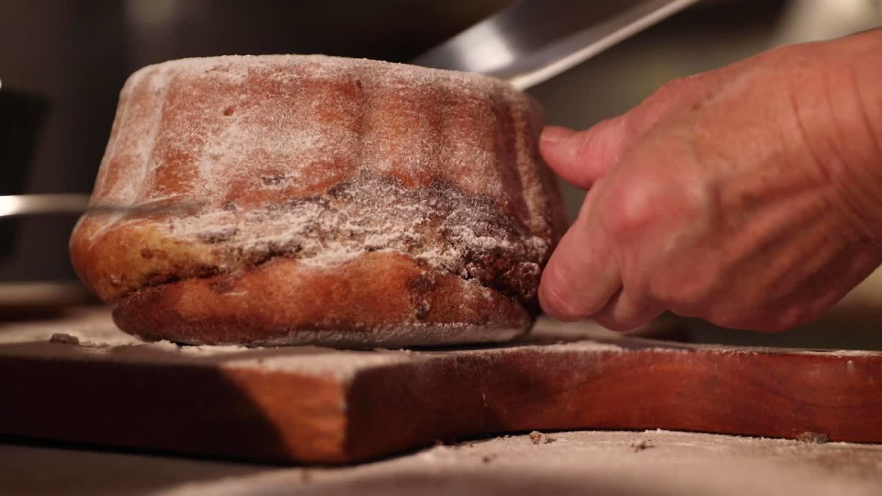 Taglio della potica, un dolce tradizionale sloveno.