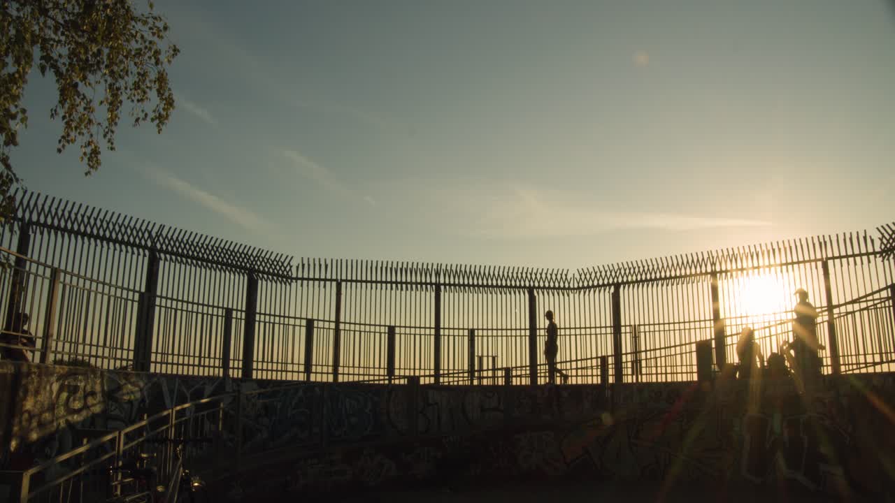 flakturm histórico en berlín durante la puesta de sol donde la gente se relaja y se relaja