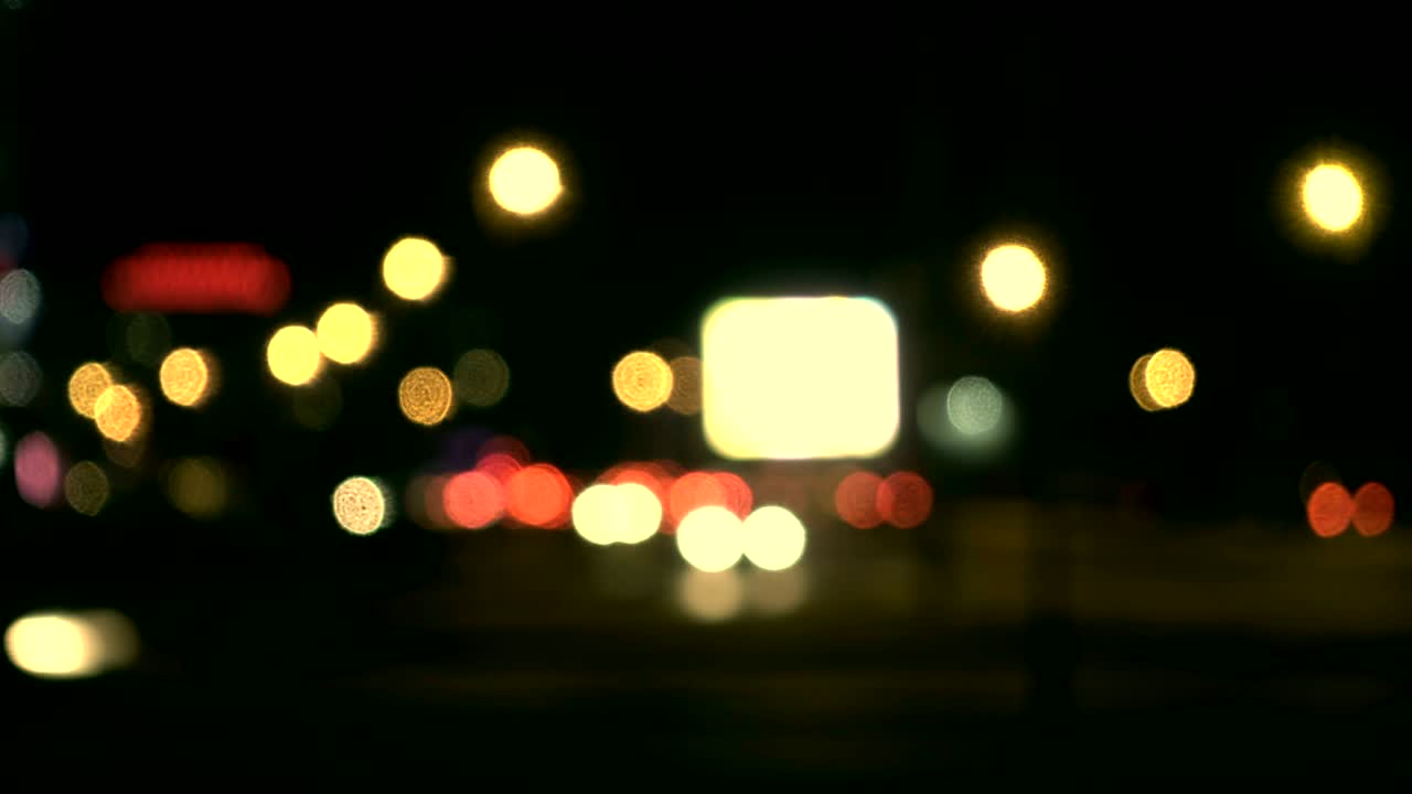 luces desenfocadas calle de los ángeles resumen. fondo borroso de la ciudad. círculos de bokeh en movimiento del tráfico nocturno.