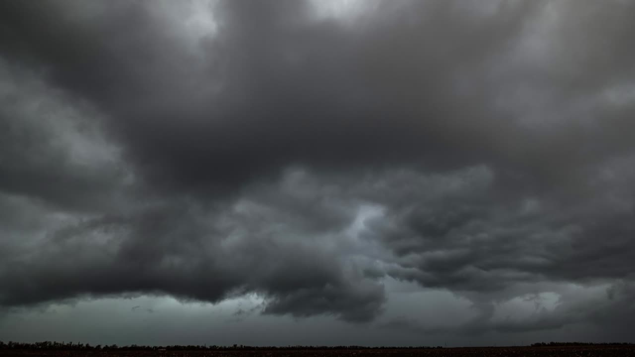 어두운 극적인 폭풍우 하늘의 시간 경과
