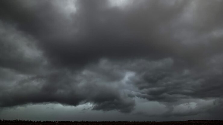 Time-lapse af en mørk, dramatisk stormfuld himmel