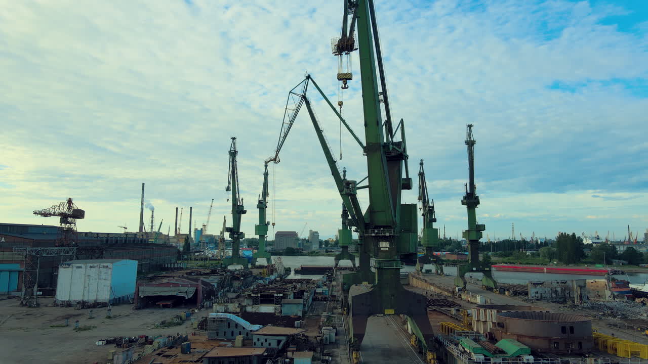 pluma móvil: una enorme grúa verde de construcción naval en medio del patio industrial