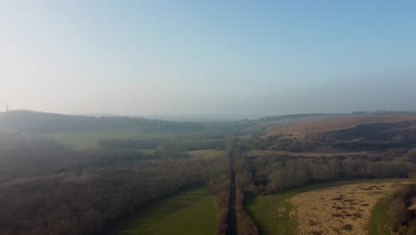 Vuelo-De-Drones-Sobre-El-Bosque-De-La-Línea-De-Bishopsbourne-Y-Con-Cielo-Azul