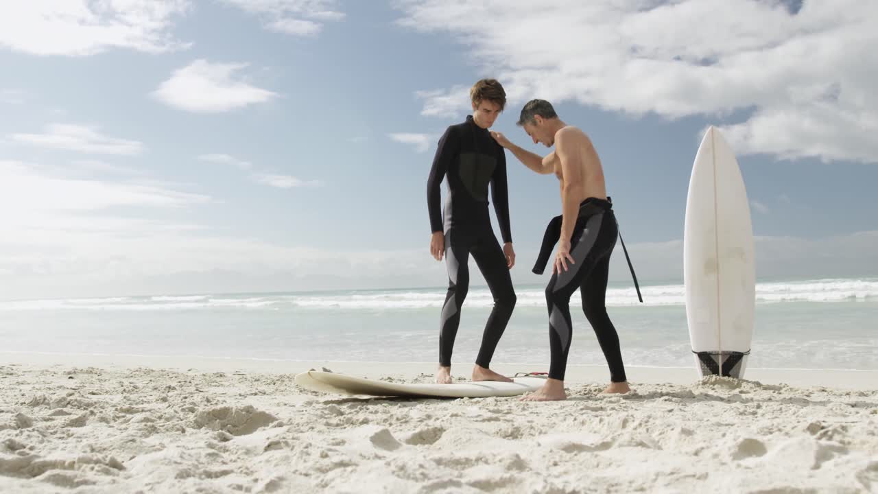 padre y joven hijo adulto disfrutando de actividades al aire libre juntos