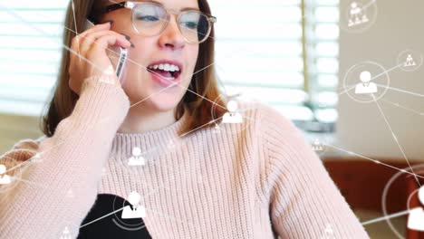 animación de iconos de perfil conectándose con líneas sobre hermosa mujer caucásica hablando por teléfono