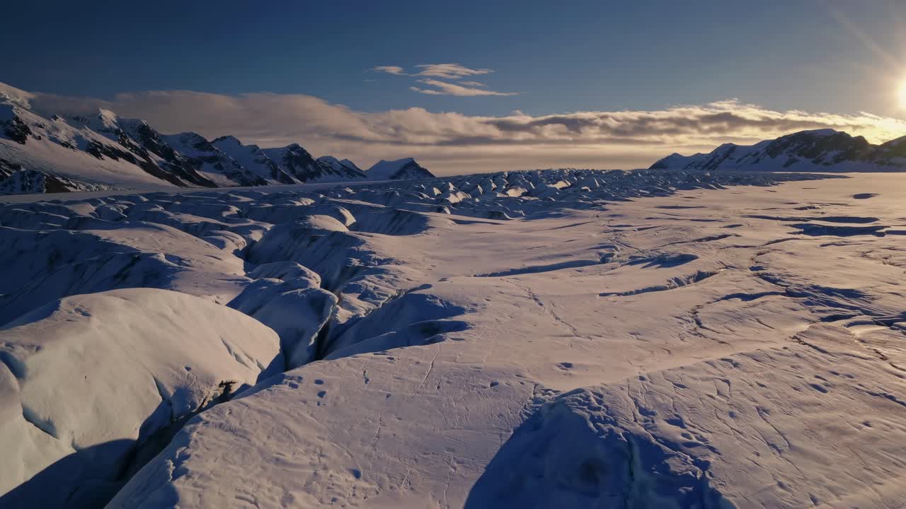 Isbrelandskap med fjellkjede