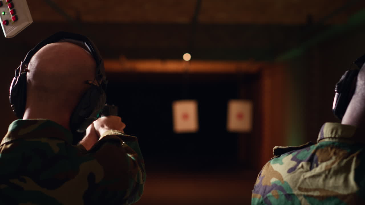 equipo militar en el campo de tiro haciendo curso de tiro