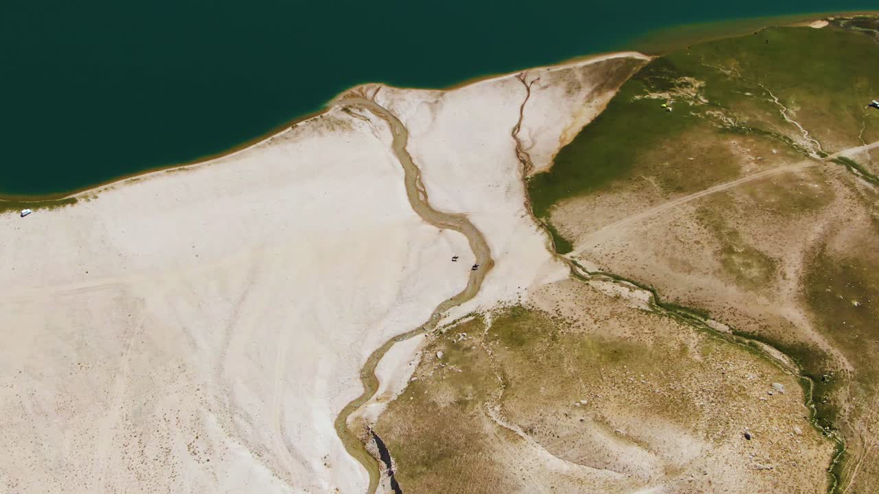 gente en una aventura al aire libre en las montañas arashan en kirguistán -antena