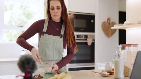 cocina, portátil y mujer escribiendo para cocinar