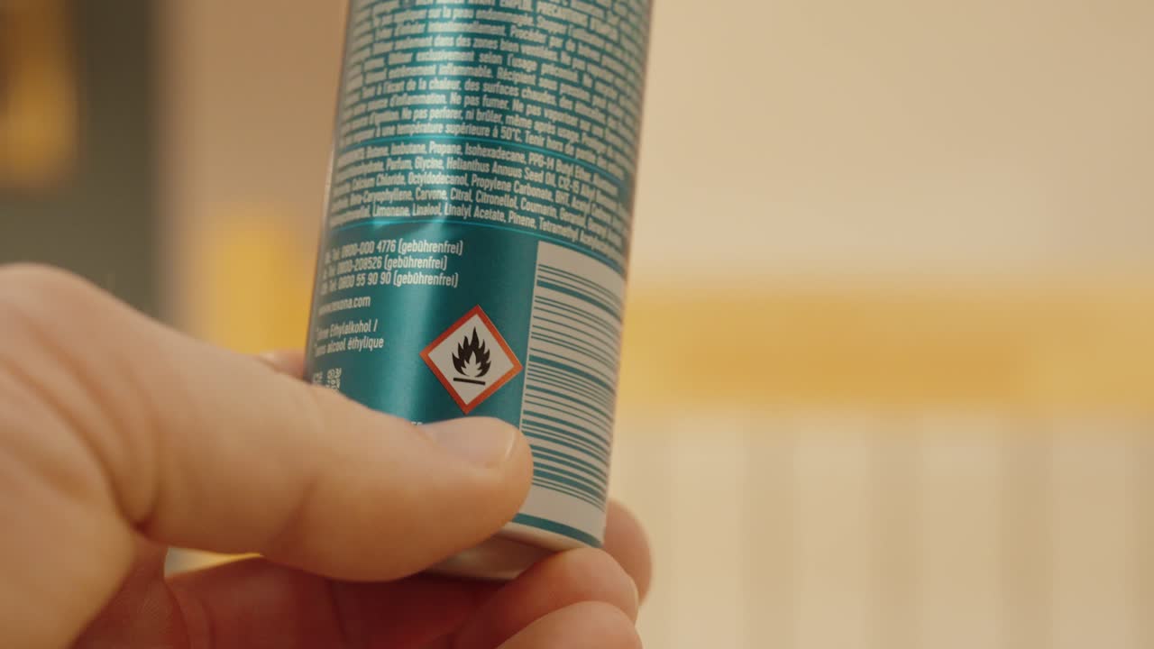 Primo piano di un pittogramma di pericolo infiammabile su una bomboletta spray aerosol