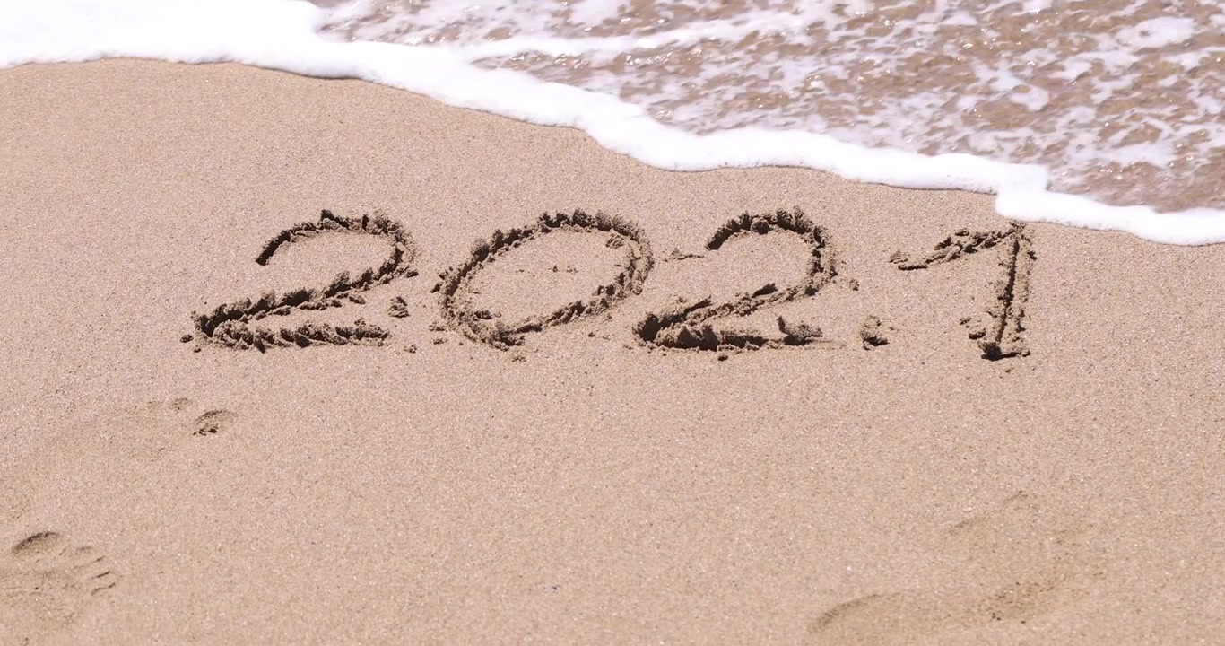 Meereswelle spült Inschrift im Sand weg, 2021, 4K-Film.