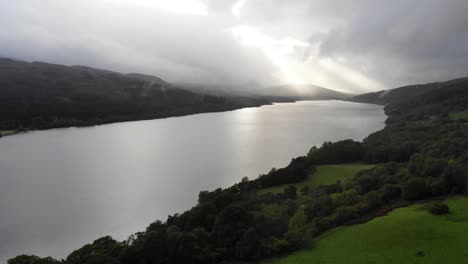 Tiro-Descendente-Con-Rayos-De-Sol-Fluyendo-A-Través-De-Las-Nubes-En-Loch-Tummel-En-Las-Tierras-Altas-De-Escocia,-Reino-Unido