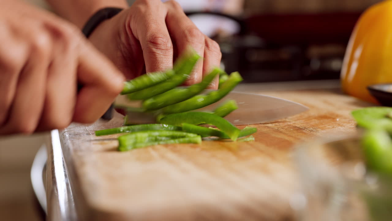 pimienta verde, tabla de madera y cuchillo en las manos
