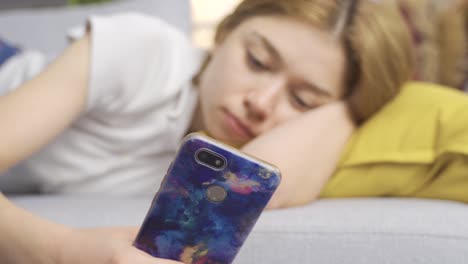 la joven está jugando con el teléfono.