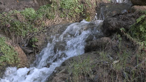 Alejarse-De-Una-Pequeña-Cascada-En-El-North-Fork-Matilija-Creek-Sobre-Ojai-California