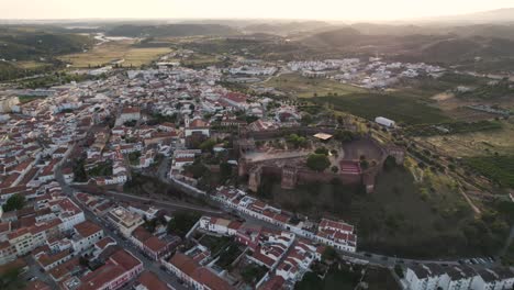 Vista-Del-Atardecer-Del-Castillo-De-Silves-Y-La-Ciudad-De-Silves-En-Expansión,-Algarve