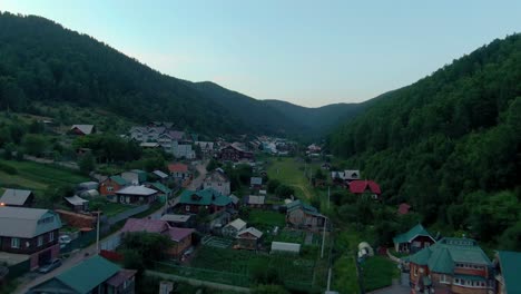 vista aérea de un pueblo de montaña