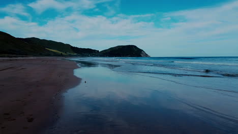 Arrecifes-De-Coral,-Gisborne,-Nueva-Zelanda,-Tiro-De-Drone-En-La-Playa