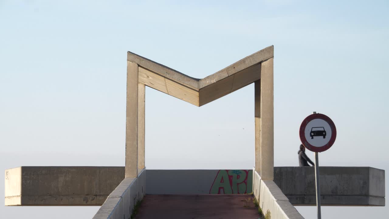 도시 현대 기하학적 도시 구조에 전기 스쿠터를 타고 젊은 남성