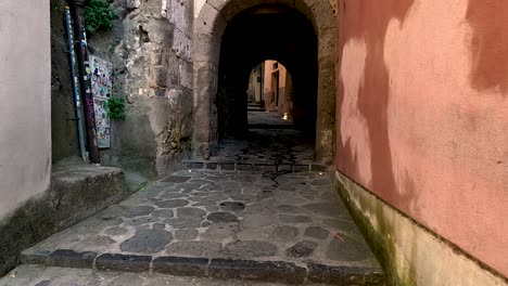 camino de piedra a través del arco en el histórico sorrento