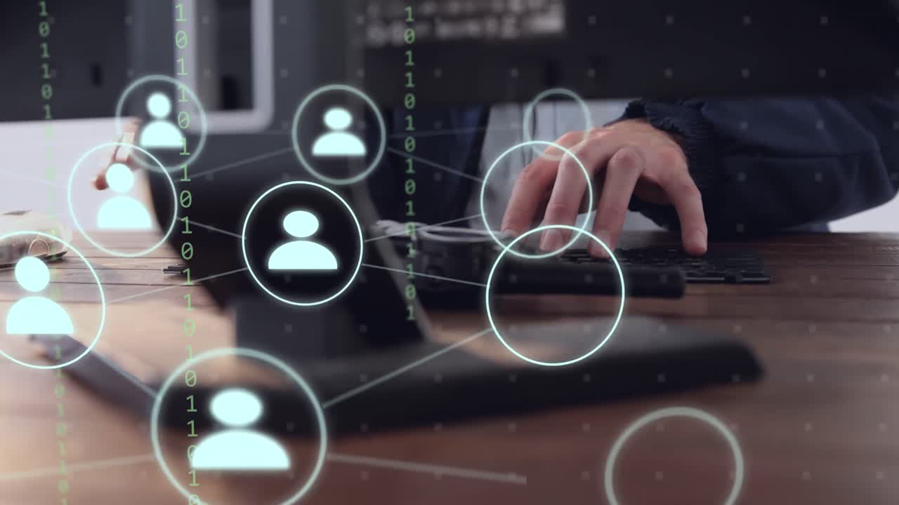 animación de iconos y procesamiento de datos sobre empresario que utiliza computadora trabajando en la oficina.