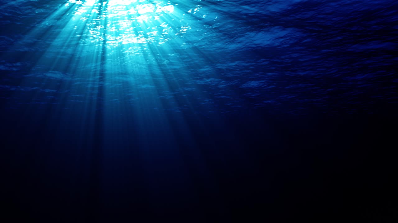 水面から紺碧の海に差し込む陽光