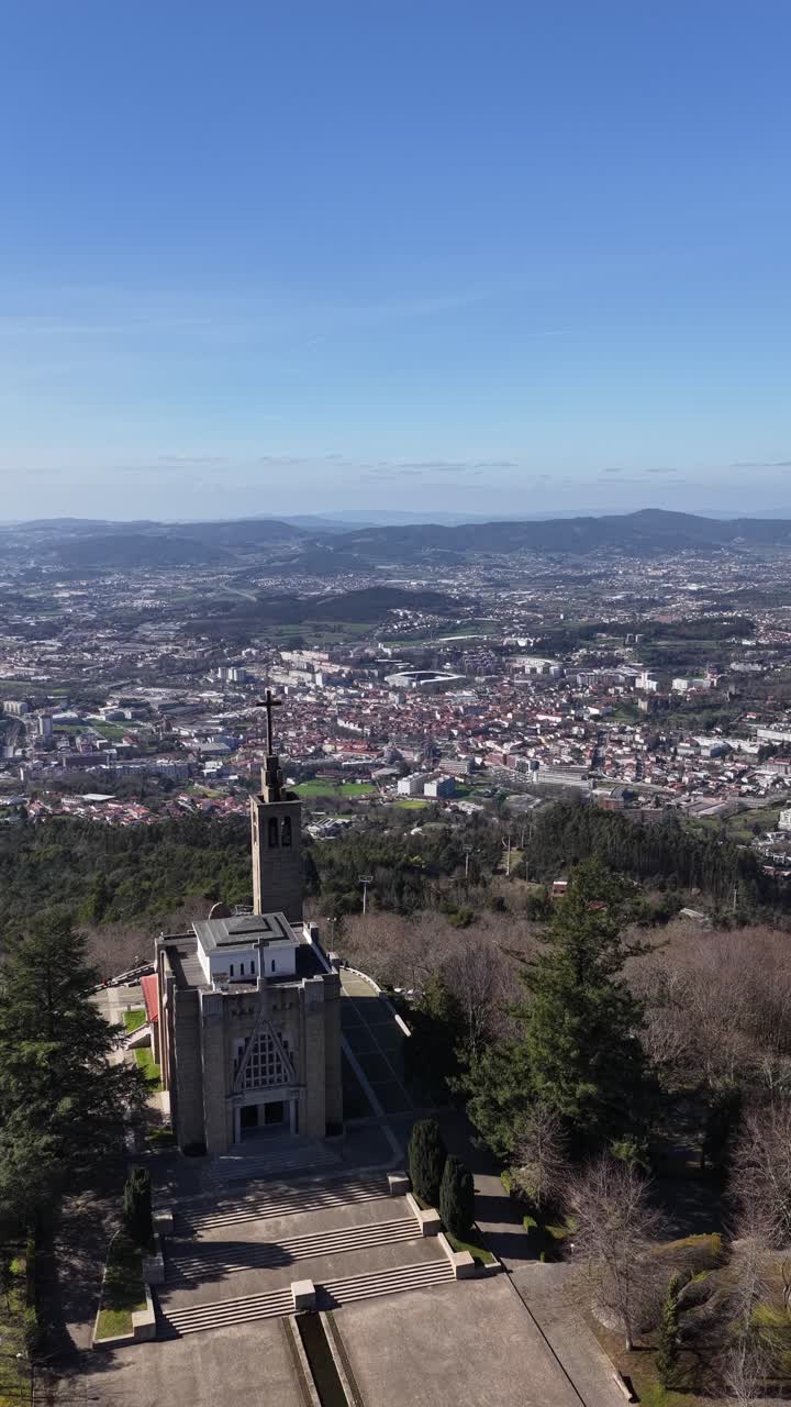 Vertikalt dronebillede af Penha-helligdomskirken i Guimarães, Europas grønne hovedstad