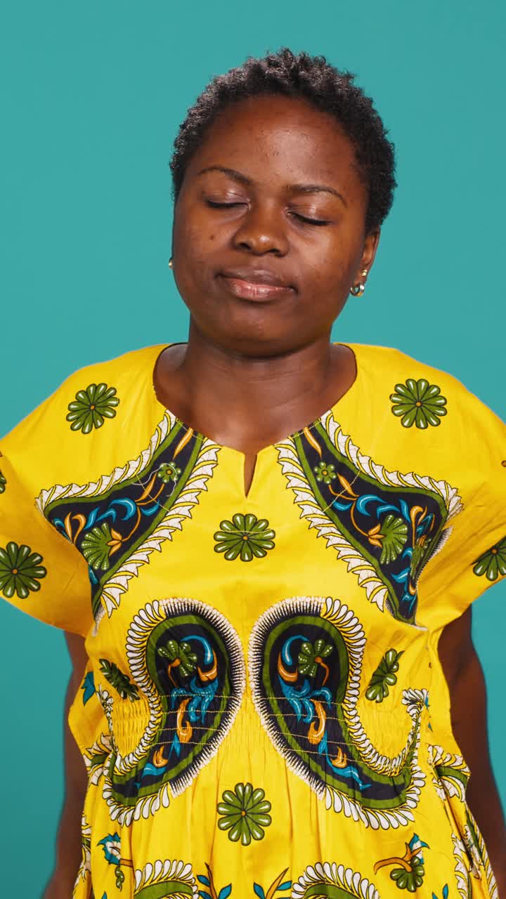Mulher africana calma praticando mindfulness e alongamento