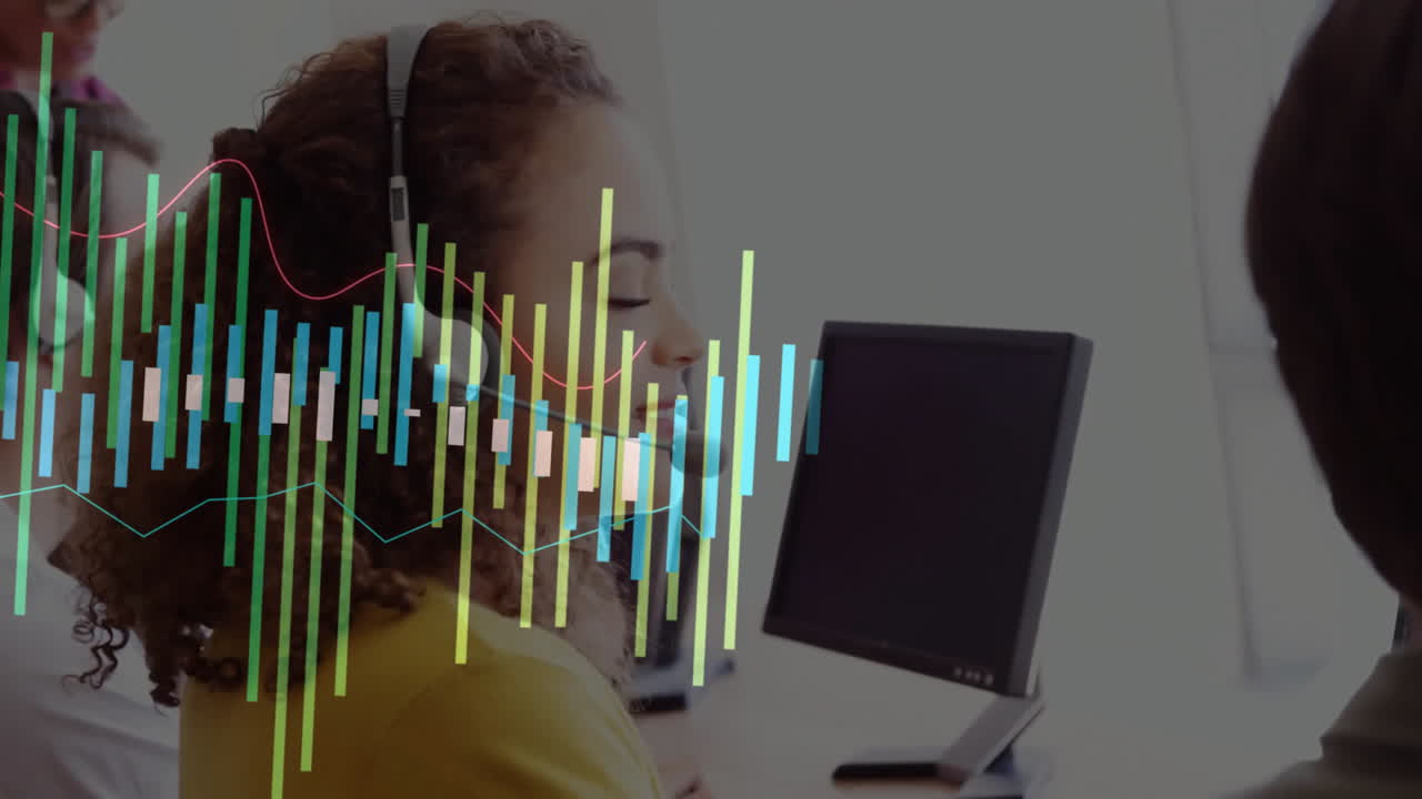 animación del procesamiento de datos sobre una mujer de negocios biracial usando auriculares de teléfono