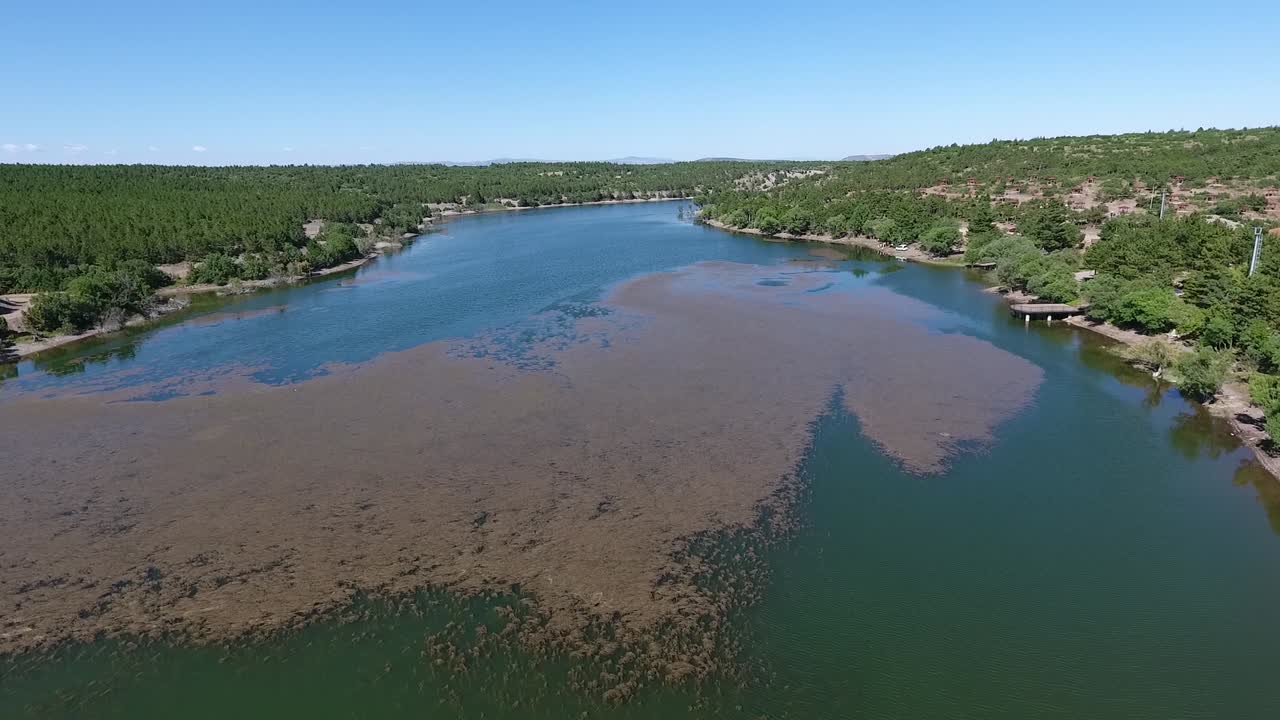 Paisaje lacustre aéreo desde dron