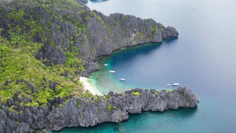 Malerische,-Wunderschöne-Palawan-Tiefwasserbucht-Mit-Hohen-Felsklippen-Und-Booten