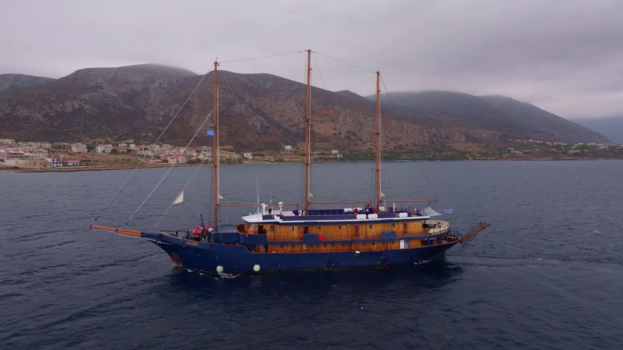 Monemvasia, Yunanistan'da sakin ufukta bir geminin hava görüntüsü.