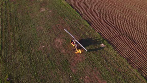 Gelber-Gyrocopter,-Der-Auf-Graspiste-Im-Ländlichen-Bereich-Rollt,-Antenne