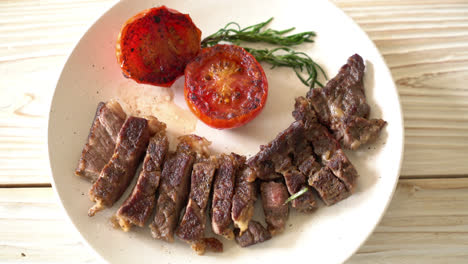 Gegrilltes-Medium-Rare-Beefsteak