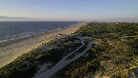 Luftaufnahme-Der-Grünfläche-Am-Strand-Von-Kijkduin,-Den-Haag