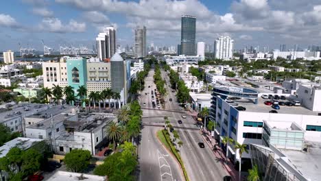 Inclinación-Aérea-Desde-Miami-Beach-Para-Revelar-Miami,-Florida