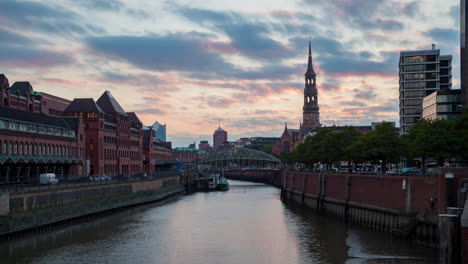 Hamburger-Skyline-Bei-Sonnenuntergang-Mit-Kanal