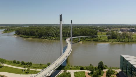 puente peatonal sobre el río missouri en omaha, nebraska