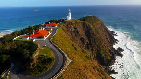 Filmische-Drohnenaufnahme-Des-Leuchtturms-Von-Cape-Byron,-Australien